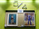 [4] 四階から五階の踊場展示。三木勝人物デッサン教室の生徒さん2人