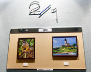 [1] 1階から2階の踊り場の鍋島正一絵画教室の生徒作品